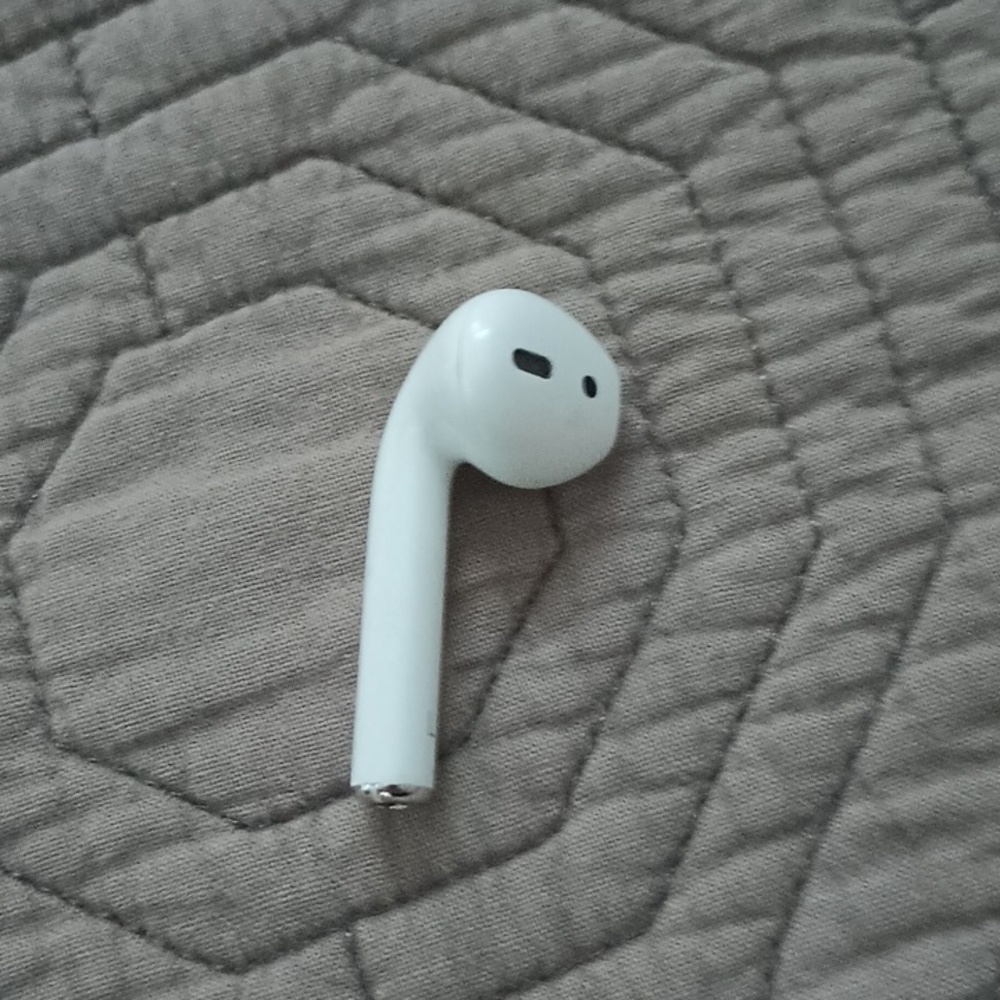 Single left Apple 2nd gen earbud, used,good working condition - Picture 2 of 2
